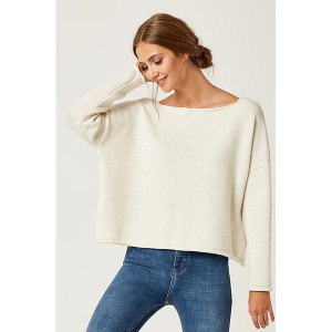 Sweter w kolorze kremowym. Białe swetry klasyczne marki SCUI, z dekoltem w łódkę. W wyprzedaży za 149,95 zł.