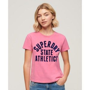 Dopasowany T-shirt z bawełny z nadrukiem Varsity. Czerwone koszulki sportowe Superdry, bez wzorów, z bawełny, bez ramiączek. W wyprzedaży za 158,10 zł.