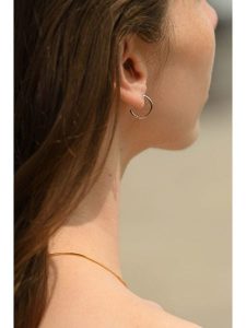 MOODE Kolczyki-półkreole "Amarante" rozmiar: onesize. Szare kolczyki MOODE, ze stali. Za 43,99 zł.