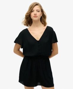 Superdry Krótki kombinezon z nadrukiem, 100% wiskoza, czarny. Czarne kombinezony Superdry, bez wzorów, z materiału, bez kołnierzyka, bez ramiączek, krótkie. Za 279,65 zł.