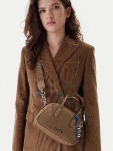 KARL LAGERFELD Torebka B1W30016 Brązowy. Brązowe torebki klasyczne KARL LAGERFELD, bez wzorów, ze skóry, bez dodatków. Za 594,99 zł.