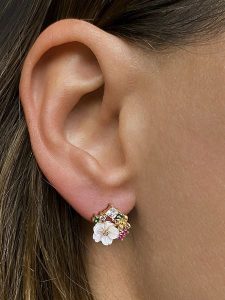 Les Petites Précieuses Pozłacane kolczyki-wkrętki z masą perłowa i cyrkoniami rozmiar: onesize. Białe kolczyki Les Petites Précieuses, z cyrkonią, pozłacane. Za 157,73 zł.