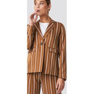 NA-KD Classic Prosta marynarka w paski - Brown. Marynarki i żakiety marki NA-KD Classic. W wyprzedaży za 81,18 zł.