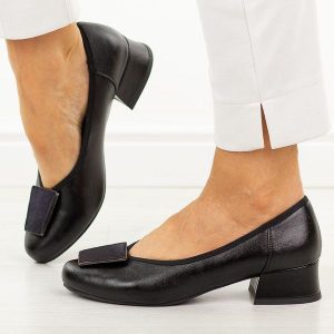 Czarne czółenka damskie na obcasie M.Daszyński Sa279-1. Czarne czółenka M.Daszyński, z aplikacjami, ze skóry, z okrągłym noskiem, bez obcasa, na obcasie, bez zapięcia. Za 199,00 zł.