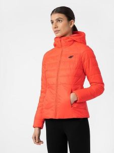 4F Kurtka puchowa w kolorze czerwonym rozmiar: M. Czerwone kurtki 4f, m, bez wzorów, z materiału, bez kaptura. Za 286,47 zł.