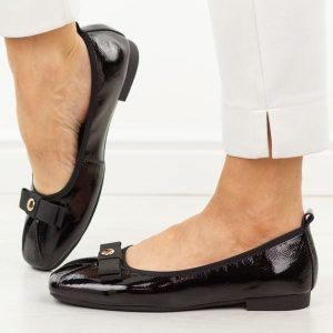 Czarne skórzane baletki damskie Vinceza 66909. Czarne balerinki VINCEZA, bez wzorów, z jeansu, bez obcasa, na płaskiej podeszwie, bez zapięcia. W wyprzedaży za 192,72 zł.