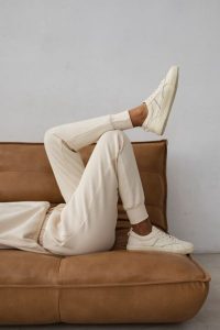 Spodnie dresowe z dzianiny waflowej w kolorze BRIGHT BEIGE - ARLES-S. Brązowe spodnie dresowe Marsala, na lato, s, bez wzorów, z bawełny. Za 239,90 zł.