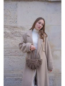 Maison héritage PARIS Skórzana torebka "Mini Sparti" w kolorze beżowym - 29 x 18 x 5 cm rozmiar: onesize. Brązowe torebki klasyczne Maison héritage PARIS, bez wzorów, z materiału, przez ramię, bez dodatków. Za 347,99 zł.