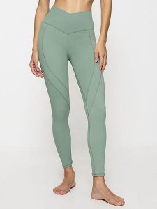 Triumph Legginsy sportowe w kolorze zielonym rozmiar: L. Zielone legginsy Triumph, bez wzorów, z materiału, z podwyższonym stanem. Za 127,05 zł.