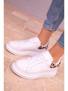 Trendyol Sneakersy w kolorze biało-beżowo-brązowym rozmiar: 38. Białe trampki Trendyol, bez wzorów, bez zapięcia. Za 73,99 zł.