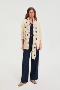 Szal w kropki beżowy. Brązowe szaliki MOODO, bez wzorów, z poliesteru. Za 59,99 zł.