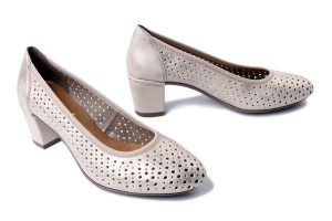 RIEKER 41057-60 beige, czółenka damskie. Brązowe czółenka Rieker, w ażurowe wzory, bez obcasa, na obcasie, bez zapięcia. Za 246,42 zł.