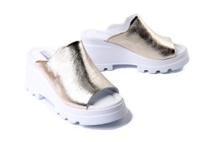 ARTIKER RELAKS 56C0435 gold, klapki damskie. Żółte klapki Artiker Relaks, bez wzorów, bez obcasa, na koturnie. Za 212,42 zł.