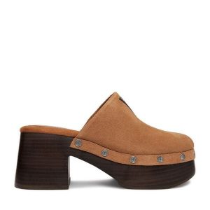 Klapki Guess Jeans. Brązowe klapki Guess Jeans, z aplikacjami, z jeansu, bez obcasa. Za 359,99 zł.