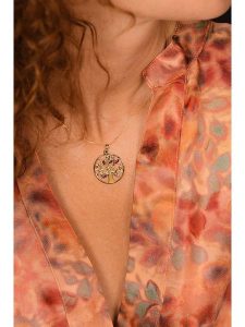 Maison héritage PARIS Złota zawieszka "Ambre de vie" z diamentami rozmiar: onesize. Żółte zawieszki Maison héritage PARIS, z diamentem, złote. Za 1 513,99 zł.