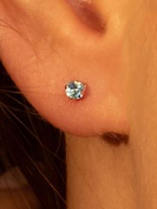 L instant d Or Złote kolczyki-wkrętki "Puces Topaze" z topazami rozmiar: onesize. Niebieskie kolczyki L instant d Or, z topazem, złote. Za 260,99 zł.