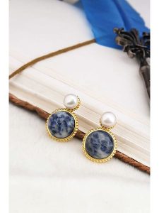 L'Atelier de Gaia Pozłacane kolczyki z perłami i sodalitami rozmiar: onesize. Białe kolczyki L'Atelier de Gaia, z perłą, pozłacane. Za 109,00 zł.