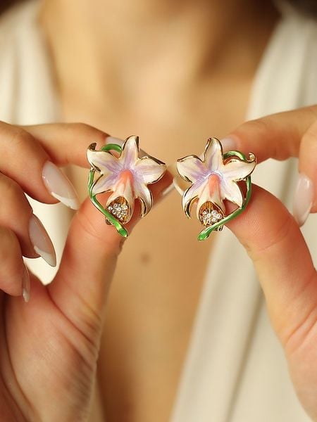 Pierres de Jade Pozłacane kolczyki-wkrętki z cyrkoniami rozmiar: onesize. Różowe kolczyki Pierres de Jade, z cyrkonią, pozłacane. Za 39,99 zł.