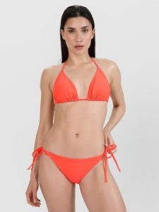 4F Góra od bikini damska - czerwona L. Czerwone bikini 4f, bez wzorów, z elastanu. W wyprzedaży za 39,99 zł.