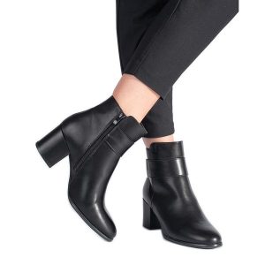 Klasyczne eleganckie czarne botki na słupku Sergio Leone. Czarne botki na jesień, bez wzorów, bez obcasa, na słupku, bez zapięcia. Za 231,50 zł.