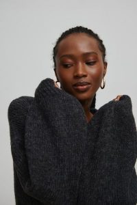 Sweter oversize z bufiastym rękawem GRAFITOWY - RIVERO-UNI. Szare golfy Marsala, na zimę, bez wzorów, z wełny, bez ramiączek. Za 249,90 zł.