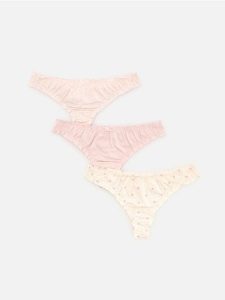 Majtki stringi 3 pack - pastelowy róż. Czerwone stringi Reserved, bez wzorów. Za 49,99 zł.