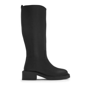 Kozaki Lasocki. Czarne kozaki Lasocki, bez wzorów, bez obcasa, na płaskiej podeszwie, bez zapięcia. Za 429,99 zł.
