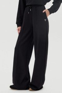 GUESS Czarne dresowe spodnie damskie Primula, Rozmiar XS. Czarne spodnie dresowe Guess, s, z aplikacjami, z dresówki. W wyprzedaży za 246,99 zł.