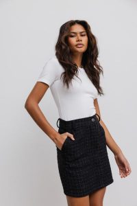 Mini spódniczka ze strukturalnej tkaniny w kolorze czarnym - EVORA MINI-XS. Czarne spódnice Marsala, na co dzień, s, bez wzorów, z bawełny, eleganckie, mini. W wyprzedaży za 49,98 zł.