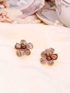 L'Atelier de Gaia Pozłacane kolczyki-wkrętki z kryształami i perłami rozmiar: onesize. Brązowe kolczyki L'Atelier de Gaia, z kryształem, pozłacane. Za 82,99 zł.