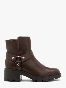 Ciemnobrązowe botki biker boots. Brązowe botki Ryłko, bez wzorów, ze skóry, z okrągłym noskiem, bez obcasa, na obcasie, bez zapięcia. Za 549,99 zł.