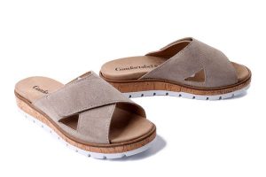 COMFORTABEL 700673-08 beige, klapki damskie. Brązowe klapki Comfortabel, bez wzorów, bez obcasa. Za 309,90 zł.