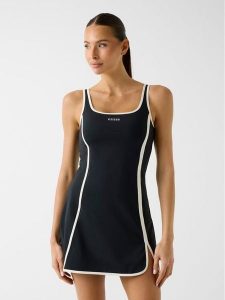 Guess Sukienka codzienna 181229 Czarny Classic Fit. Czarne kombinezony Guess, na co dzień, s, z aplikacjami, bez kołnierzyka, bez ramiączek, proste. Za 434,99 zł.