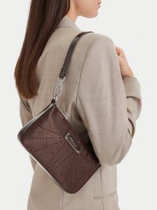 Nine West Torebka CEO-LUXE SERENITY-LA374-4773 Brązowy. Brązowe torebki klasyczne Nine West, bez wzorów, ze skóry, bez dodatków. Za 169,99 zł.