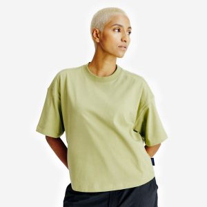 Koszulka Crop damska. Zielone koszulki sportowe DECATHLON, bez wzorów, z bawełny, bez ramiączek. Za 54,99 zł.
