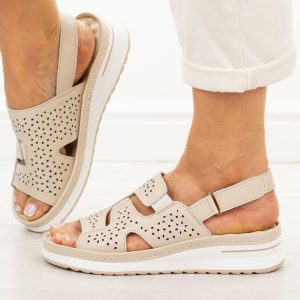 Beżowe skórzane sandały damskie Cambell 40330. Brązowe sandały Cambell, bez wzorów, z jeansu, bez obcasa, na platformie, bez zapięcia. Za 219,00 zł.