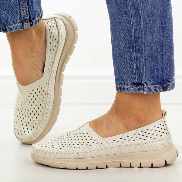 Beżowe ażurowe półbuty damskie Sergio Leone Mk099H. Brązowe półbuty Sergio Leone, na lato, w ażurowe wzory, z jeansu, z okrągłym noskiem, bez obcasa, na płaskiej podeszwie, bez zapięcia. Za 149,00 zł.