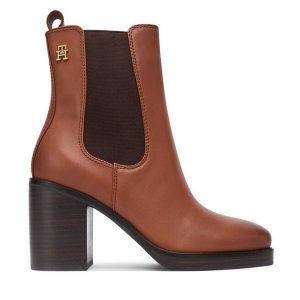 Botki Tommy Hilfiger. Brązowe botki TOMMY HILFIGER, bez wzorów, bez obcasa, na słupku, bez zapięcia. Za 559,99 zł.