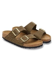 Birkenstock Klapki "Arizona" w kolorze khaki rozmiar: 36. Brązowe klapki Birkenstock, bez wzorów, ze skóry, z otwartym noskiem, bez obcasa. Za 362,47 zł.