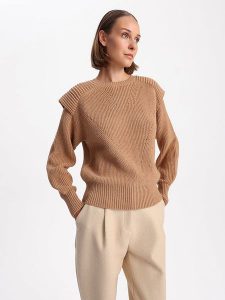 BGN Sweter w kolorze jasnobrązowym rozmiar: 38. Brązowe swetry oversize BGN, bez wzorów, prążkowane, bez ramiączek. Za 135,95 zł.