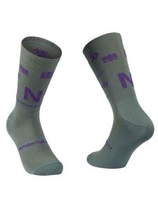 Skarpety rowerowe NORTHWAVE Type Sock szaro fioletowy. Fioletowe skarpetki Northwave, bez wzorów, z dzianiny. Za 39,00 zł.
