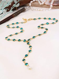 Pierres de Jade Pozłacany naszyjnik z elementami ozdobnymi - dł. 55 cm rozmiar: onesize. Niebieskie naszyjniki Pierres de Jade, z kryształem, pozłacane. Za 91,56 zł.