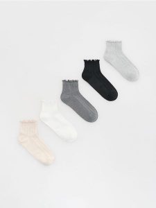 Bawełniane skarpetki 5 pack - jasnoszary. Szare skarpetki Reserved, bez wzorów, z bawełny. W wyprzedaży za 29,99 zł.