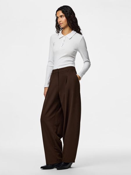 Pieces Spodnie chino w kolorze brązowym rozmiar: XS. Brązowe chinosy Pieces, bez wzorów. Za 151,42 zł.