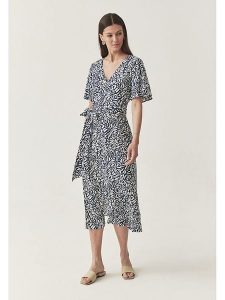 TATUUM Sukienka w kolorze granatowo-białym rozmiar: 42. Niebieskie sukienki Tatuum, bez wzorów, z tkaniny, bez kołnierzyka, bez ramiączek, midi. Za 211,31 zł.