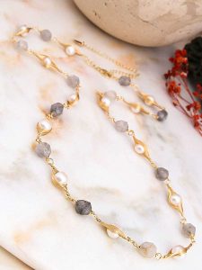 Pierres de Jade Pozłacany naszyjnik z elementami ozdobnymi - dł. 45 cm rozmiar: onesize. Białe naszyjniki Pierres de Jade, z ametystem, pozłacane. Za 130,99 zł.