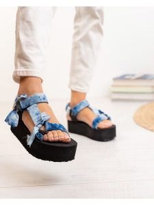 Bellucci Sandały w kolorze niebieskim na obcasie rozmiar: 38. Niebieskie sandały Bellucci, bez wzorów, z otwartym noskiem, bez obcasa, na koturnie, bez zapięcia. Za 82,99 zł.