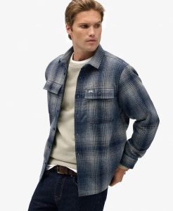 Superdry Wool Blend Miller Overshirt - koszula oversize z mieszaniny wełny. Niebieskie koszule Superdry, s, z aplikacjami, z bawełny, bez kołnierzyka, bez ramiączek. Za 430,25 zł.
