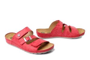 DR. BRINKMANN 700745-04 rot, klapki damskie. Czerwone klapki Dr. Brinkmann, bez wzorów, ze skóry, bez obcasa. Za 263,42 zł.