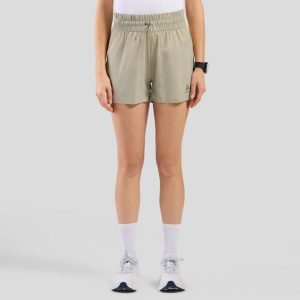 Spodenki damskie Odlo ZEROWEIGHT 4 INCH Short. Białe szorty ODLO, bez wzorów, sportowe. W wyprzedaży za 242,99 zł.